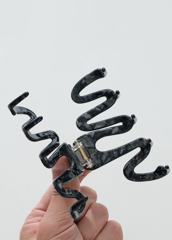 Willow Squiggle Claw Clip - Onyx