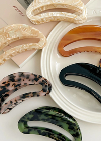 Cut Out Curved Hair Clip - Green